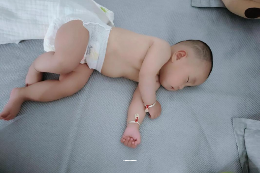 南阳宝宝拍嗝的正确方法